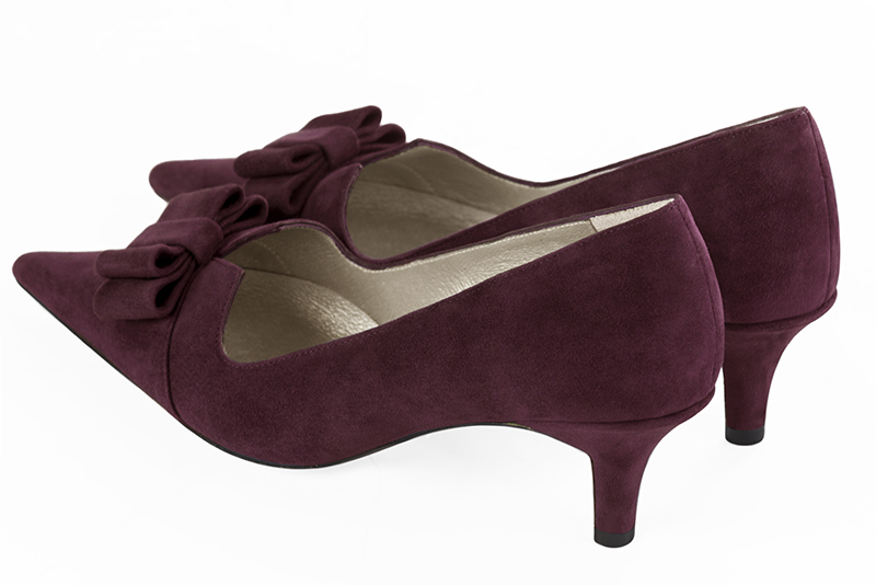 Wine red women's dress pumps, with a knot on the front. Pointed toe. Medium slim heel. Rear view - Florence KOOIJMAN